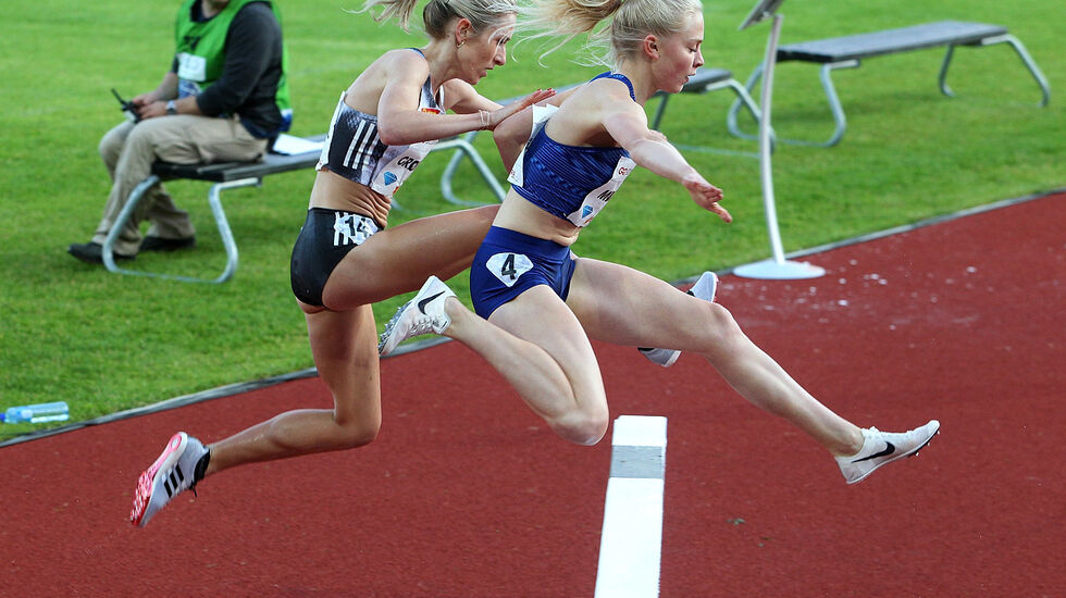 Nordisk duell: Danmarks U23-europamester i terrengløp, Anna Emilie Møller, og Karoline Bjerkeli Grøvdal holdt følge det meste av løpet. (Foto: Kjell Vigestad)