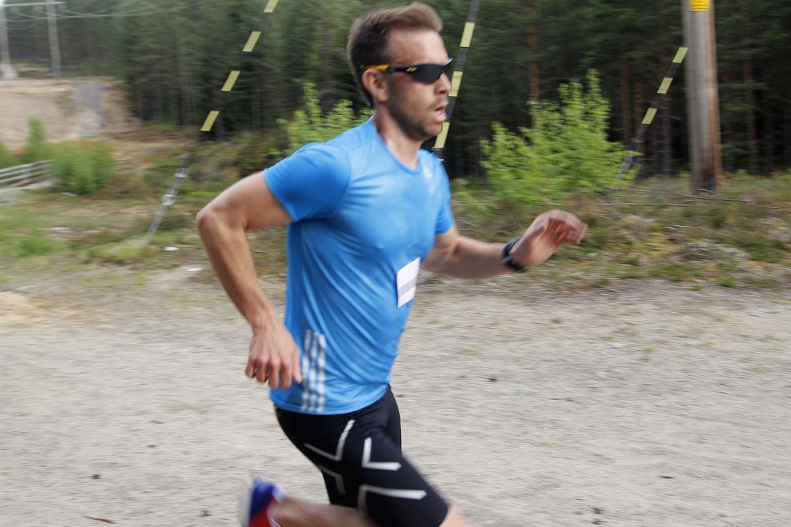 Mads Novik Nilsen spurter mot mål i Gå-joggen i Elverum i 2017. 