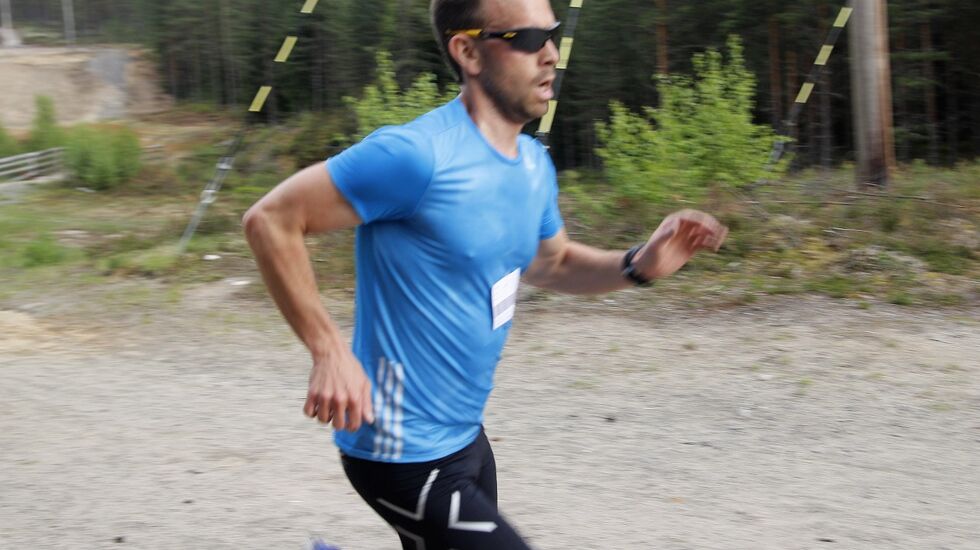 Mads Novik Nilsen spurter mot mål i Gå-joggen i Elverum i 2017. 