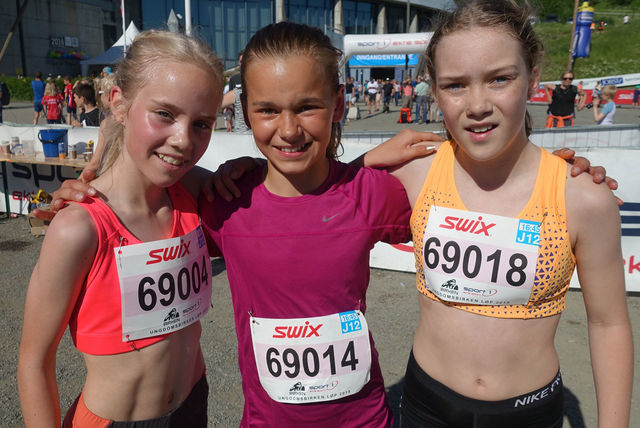 Det tre beste i J12 år klassen. Fra venstre Ida Marie Sirevåg Nordengen, Ingeborg Synstnes Hole og Ellinor Fossheim Solberg. Foto: Finn Olsen.