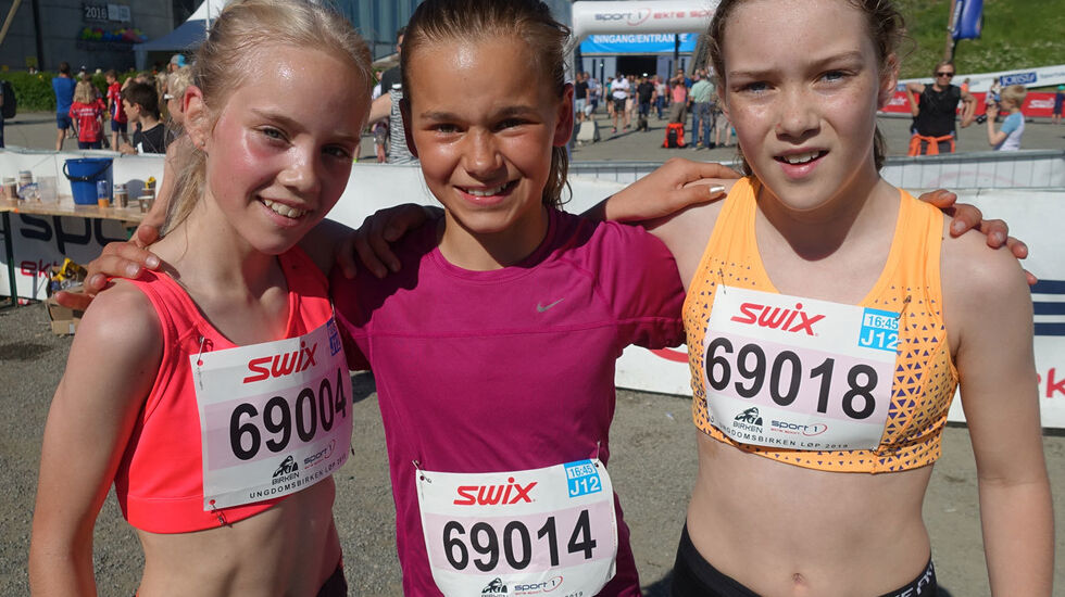 Det tre beste i J12 år klassen. Fra venstre Ida Marie Sirevåg Nordengen, Ingeborg Synstnes Hole og Ellinor Fossheim Solberg. Foto: Finn Olsen.