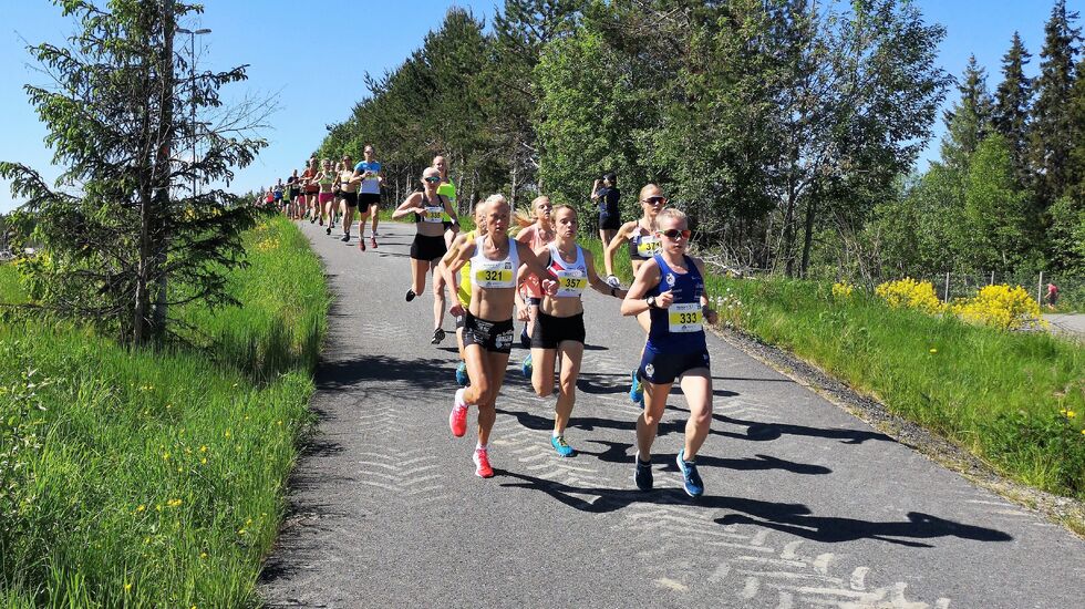 Kvinnenes elitefelt like etter start. (Foto: Rolf Bakken)