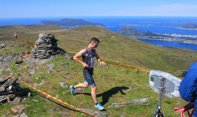 Johan Bugge, Mosvik IL - Friidrett ser ned på klokka, tar et magedrag og snur raskt ned igjen etter en god dag på jobben. Foto: Karl Egil Liaset.