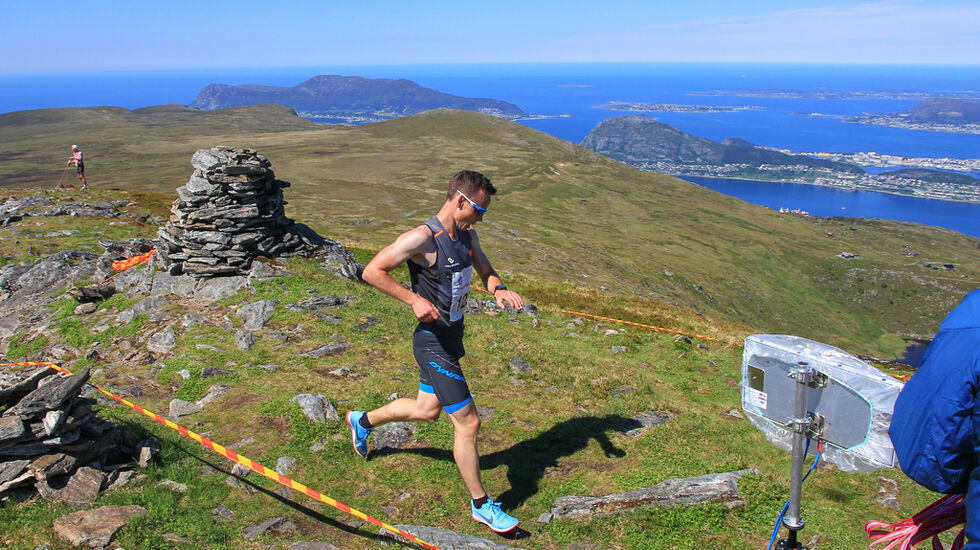 Johan Bugge, Mosvik IL - Friidrett ser ned på klokka, tar et magedrag og snur raskt ned igjen etter en god dag på jobben. Foto: Karl Egil Liaset.