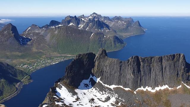 Fra fjorårets Skyrace: Utsikt fra Grytetippen mot Fjordgård, starten ved Ørnfjorden. (Foto: Knut Ivar Saarheim) Fra fjorårets Skyrace: Utsikt fra Grytetippen mot Fjordgård, starten ved Ørnfjorden. (Foto: Knut Ivar Saarheim)
