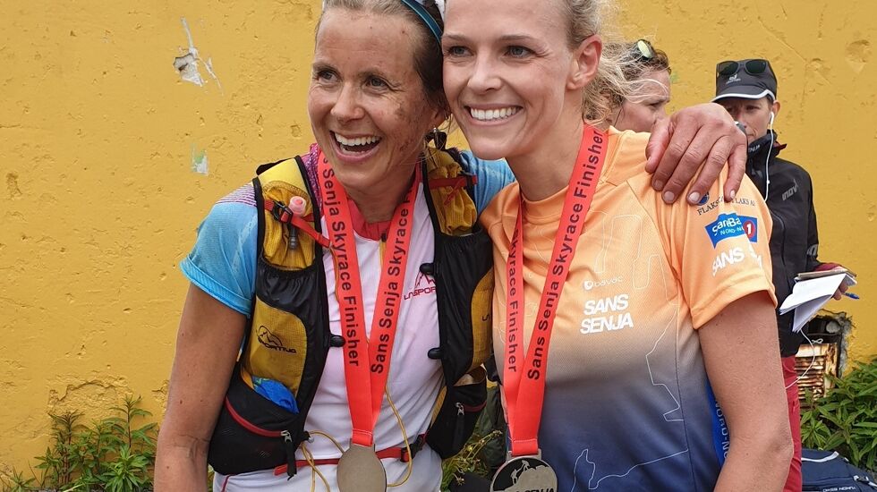 Mirjam Saarheim (til høyre) vant kvinneklassen foran Therese Sjursen. Begge løp mye raskere enn den tidligere løyperekorden. (Foto: Knut Ivar Saarheim)