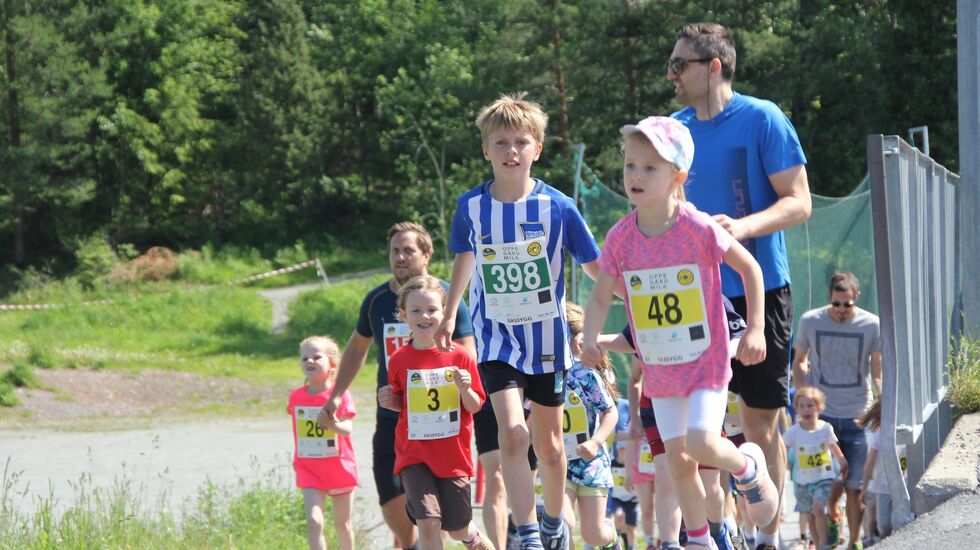 Små og store, omtrent like mange av hver, løp mellom 0,5 og 10,2 km i Oppegårdmila i strålende vær. (Arrangørfoto)