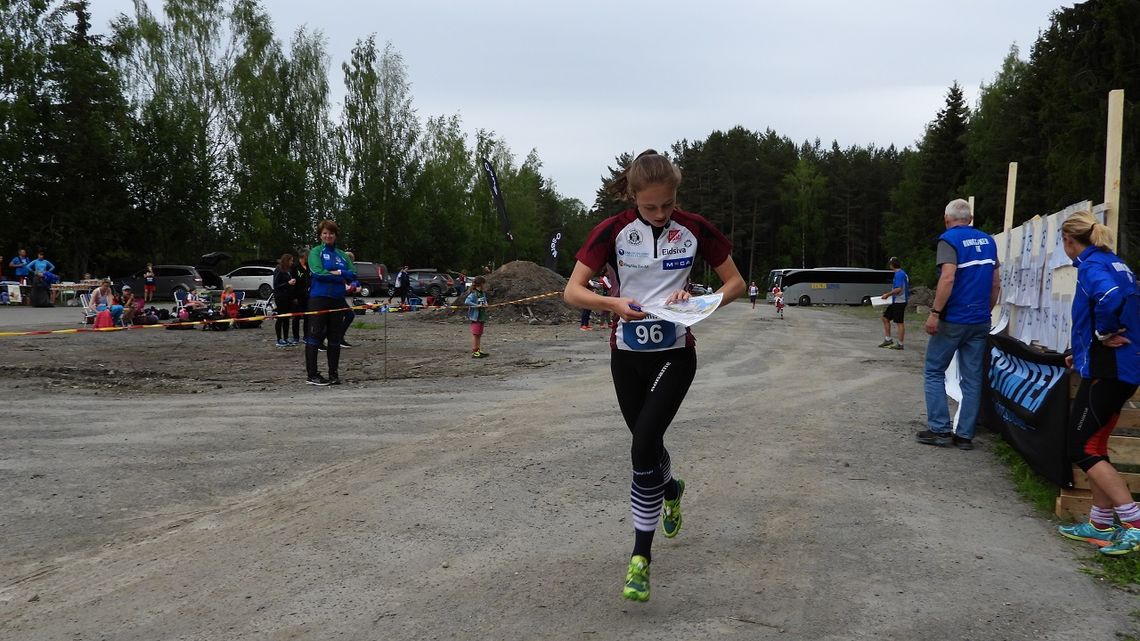 Vinner D17-20 Kristine Kravdal ved kartbytte. (Foto: Stein Arne Negård)
