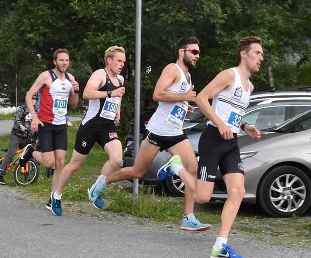 Tetkvartetten på 5 km som tidlig fikk en luke til de øvrige. Sverre Solligård og Jo Inge Sandvik fra Svorkmo drar foran Sindre Grønflate fra Fjellørnen IL og vinneren Kristian Woldvik fra Rindal IL. (Foto fra Rindal ILs facebookside)