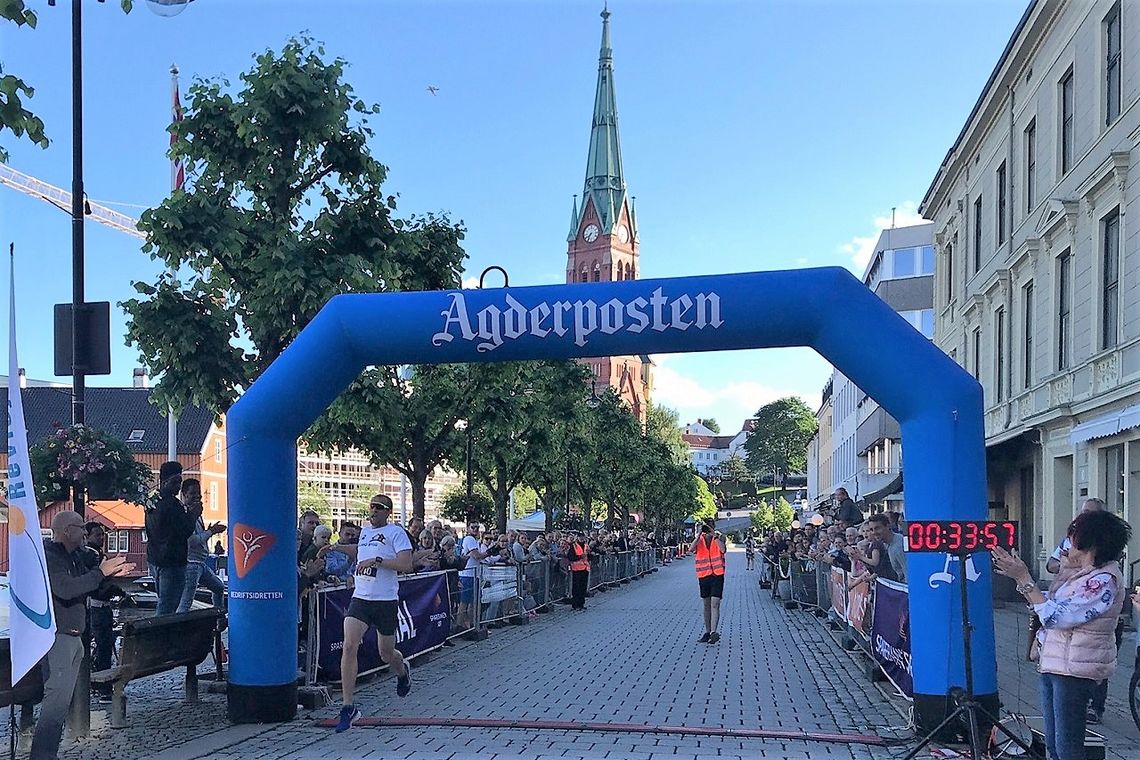Magnus Thorkildsen i mål som førstemann i Skagerrakmila 2019. (Foto fra Racetracker's facebookside)