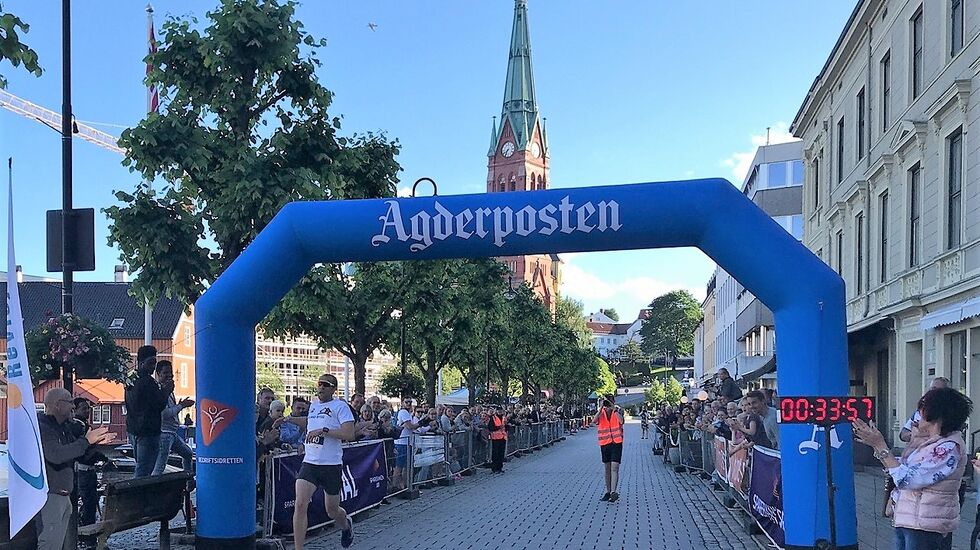 Magnus Thorkildsen i mål som førstemann i Skagerrakmila 2019. (Foto fra Racetracker's facebookside)