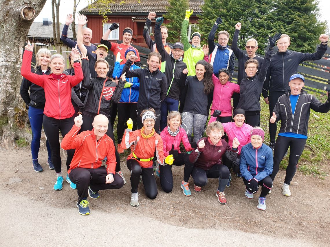 Her er en gjeng løpere i forkant av Kondistreninga i Oslo 7. mai, det er mye positiv energi i slike fellestreninger. (Foto: Tim Bennett)