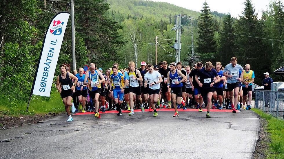 Starten har gått fra  Maridalen skole for 124 løpere på lang løype fredag kveld. (Arangørfoto)