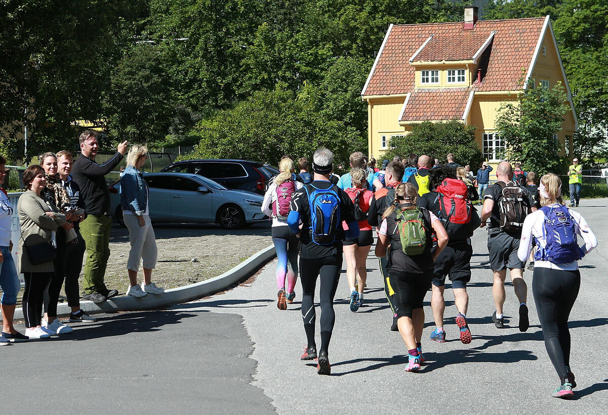 Gjennom_Rjukan_mange_bakfra_1280_AZ3T3138