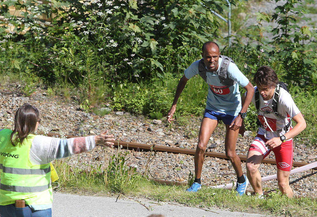 Teten_Weldu_N_Gebretsadik_og_Eirik_Gramstad_ut_av_Rjukan_opp_fjellsida_1280_A20G1031