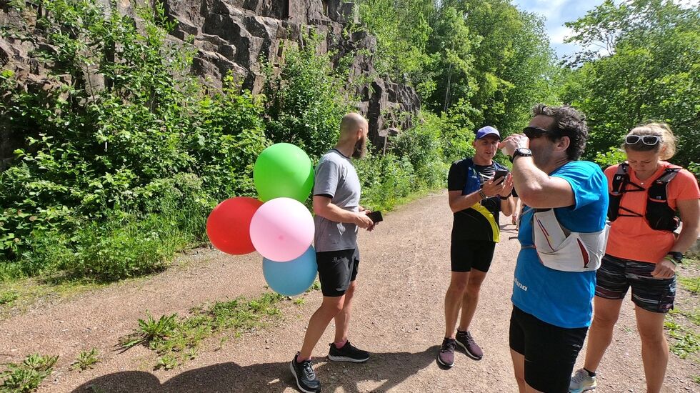 Her ser vi en helgardert ballongløper ved matstasjonen i Gullaugkleiva mellom Spikkestad og Lierstranda. Bakgrunnen for ballongene er ikke at Terje Furuseth var fartsholder, men at han hadde bursdag.(Foto: John Aslak Bøe)