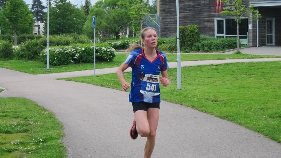 Dorthe Marie Enebakk var klart raskest i jente-/kvinneklassen i Langtrampens 7 kilometer. (Foto: Toril Blakkisrud)