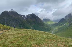 På vei ned til Mosætra. Langedalen i bakgrunnen. Foto: Torill Nydal.