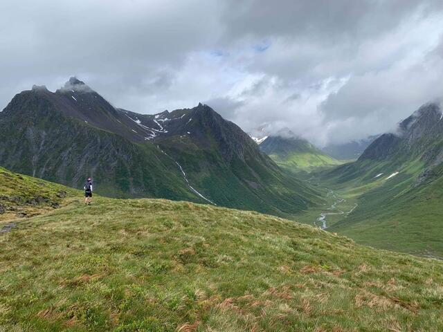 På vei ned til Mosætra. Langedalen i bakgrunnen. Foto: Torill Nydal.