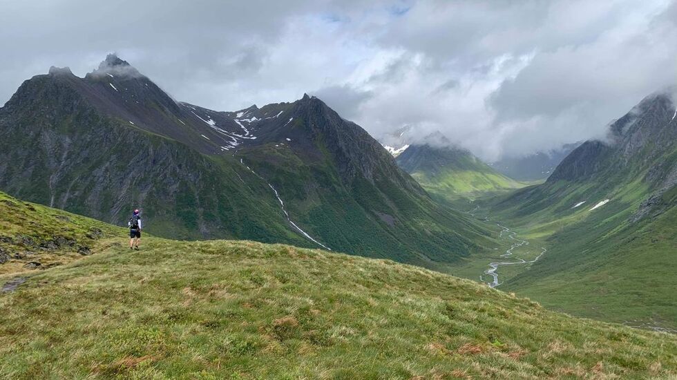 På vei ned til Mosætra. Langedalen i bakgrunnen. Foto: Torill Nydal. 