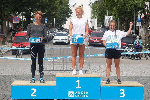 Marthe Kristine Hafsahl Karset på toppen av maratonpallen på Hamar foran toer Esther Innselset og treer Kristin Vardebakken.