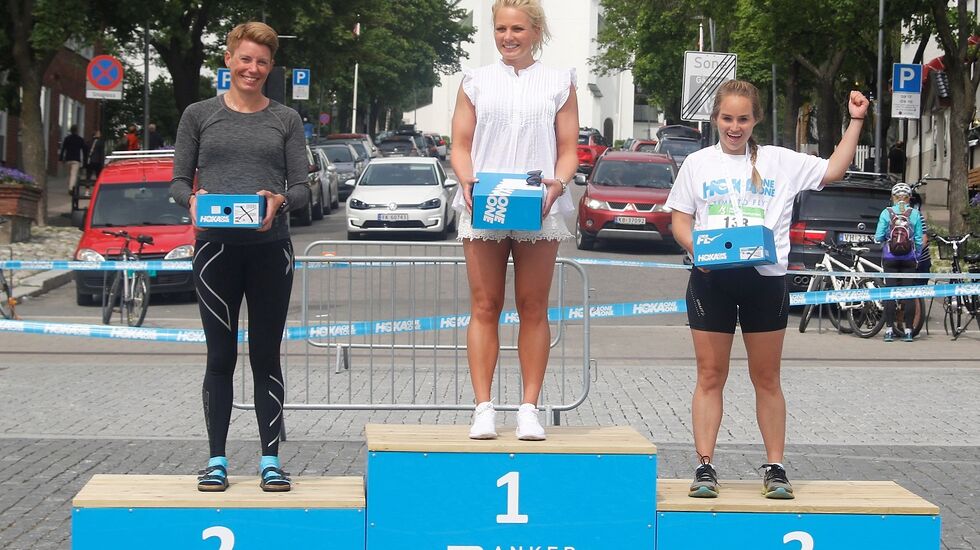 Marthe Kristine Hafsahl Karset på toppen av maratonpallen på Hamar foran toer Esther Innselset og treer Kristin Vardebakken.