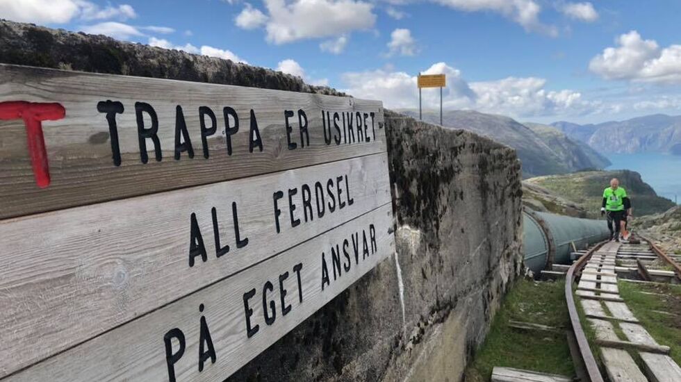 4444 trinn bestående av både trapp og hønsestige skal forseres før man løper en annen løype ned til Lysefjorden igjen. (Arrangørfoto)