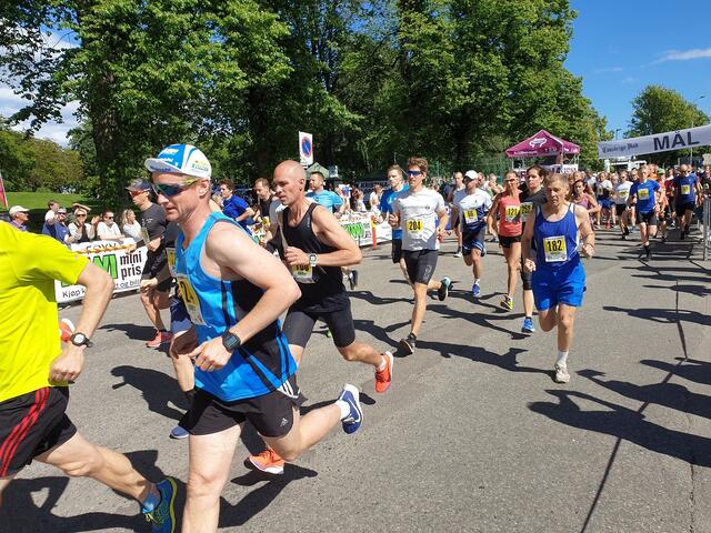 Starten går for 10-kilometeren i 2019. (Foto: Arrangøren)