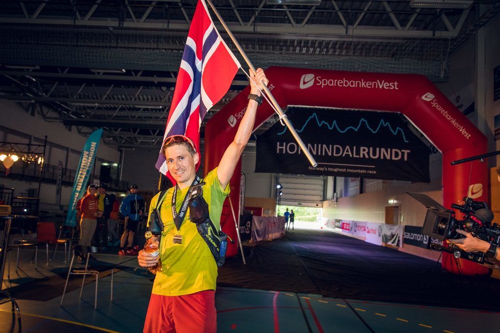 Lars Erik Skjervheim har løyperekorden på tiden 08:52:30 fra 2014. Her heiser han flagget som vinner av NM i Terrengultra i 2016. (Foto: Kyle Meyr)