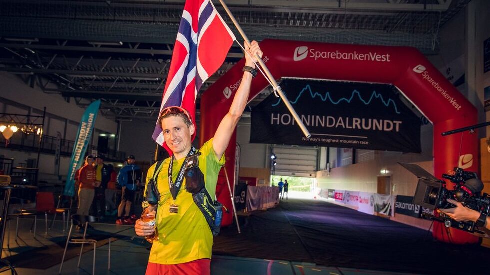 Lars Erik Skjervheim har løyperekorden på tiden 08:52:30 fra 2014. Her heiser han flagget som vinner av NM i Terrengultra i 2016. (Foto: Kyle Meyr)