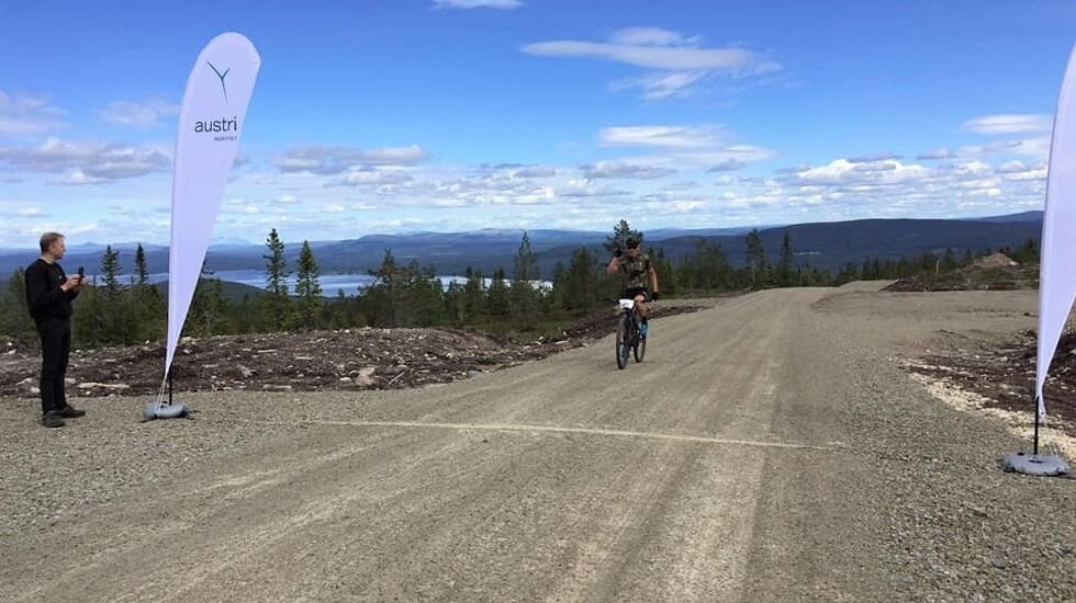 Martin Ohlsson først opp til vindmølleparken på vestsida av Osensjøen søndag. (Foto: Søre Osen IL) 