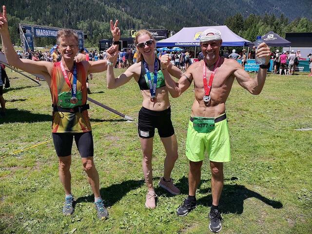 Denne trioen kunne smile bredt og juble høyt etter å ha tatt hver sin pallplass. Fra venstre: Christian Prestegård, Silje Hansen og Arne Gilberg. (Foto: Runar Gilberg)