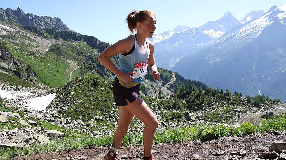 Eli Anne Dvergsdal løper med blikket hevet idet hun har bare en halv kilometer igjen av Mont Blanc Marathon. (Foto: Runar Gilberg)