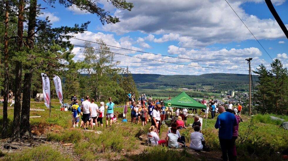 I det flotte været samlet deltagerne seg på toppen til alle var i mål. (Arrangørfoto)