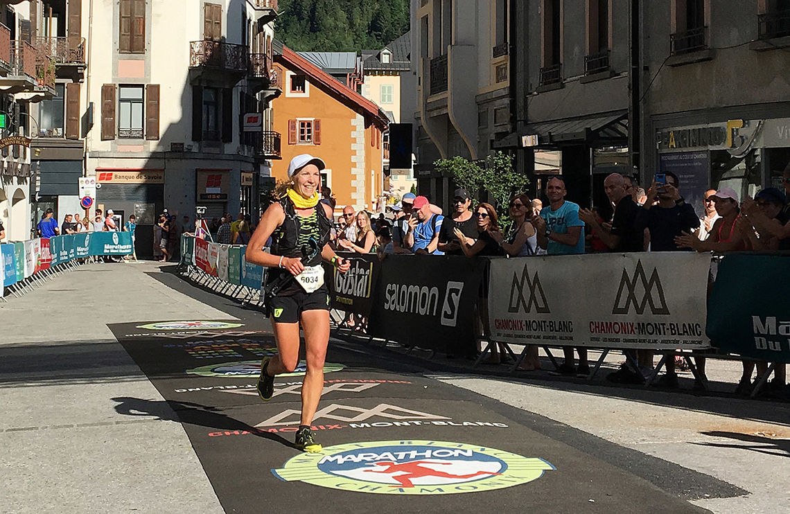 Til tross for forviklinger kunne Elisabeth Borgersen smile da hun løp over mål på 90 kilometeren i Mont Blanc Marathon. (Foto: Lars Gilberg)