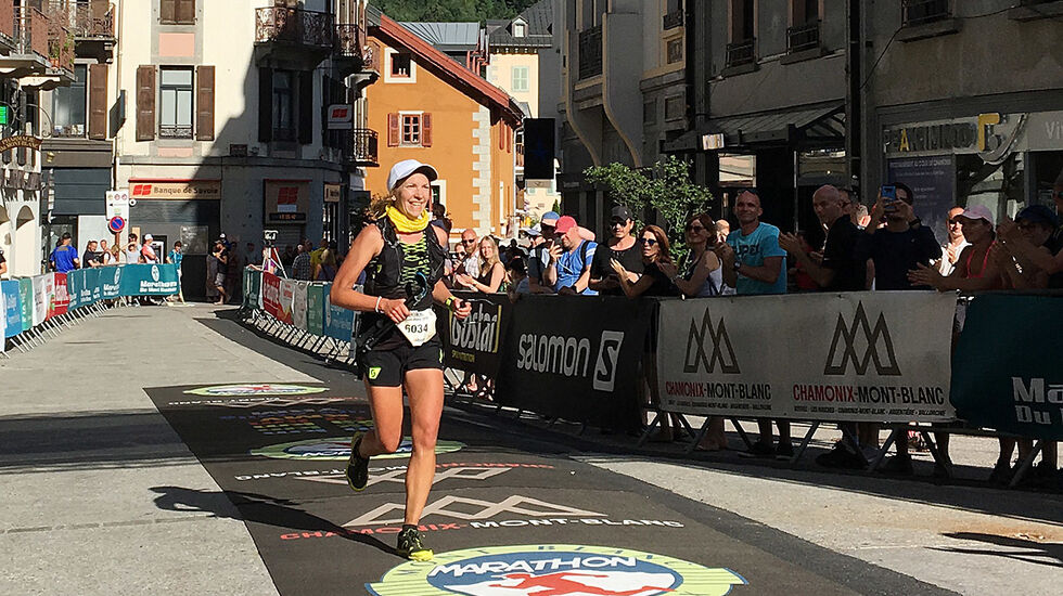 Til tross for forviklinger kunne Elisabeth Borgersen smile da hun løp over mål på 90 kilometeren i Mont Blanc Marathon. (Foto: Lars Gilberg)