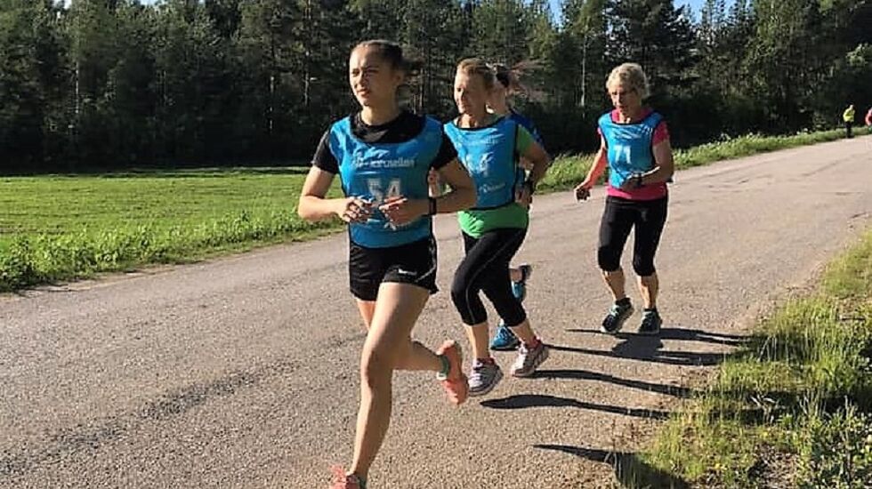 Damene er både spreke og mange og sørger for at det er full likestilling i Finnskogkarusellen. 33 av 67 deltakere i alle aldre var jenter i det 3. løpet. (Foto fra Åsnes Finnskog facebookside)