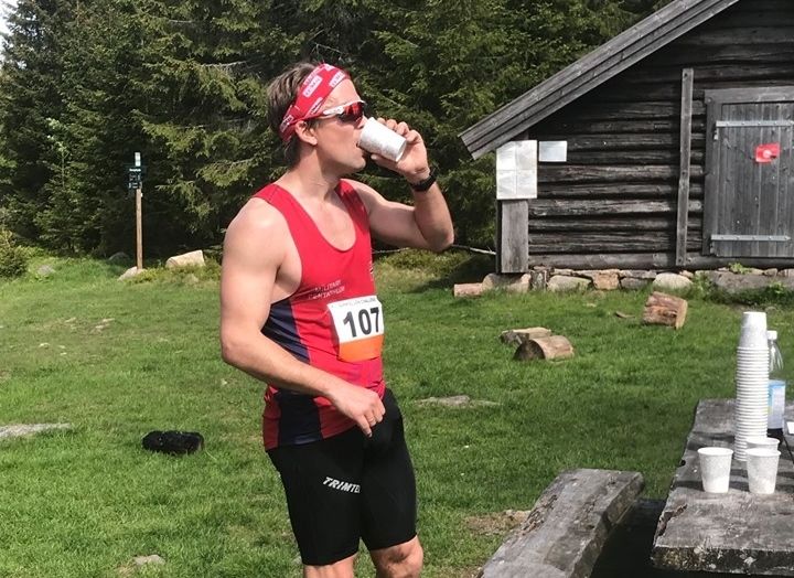 Erik Forbord tok seg tid til en kort drikkestopp i rekordløpet. (Arrangørfoto)