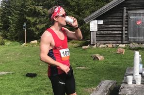Erik Forbord tok seg tid til en kort drikkestopp i rekordløpet. (Arrangørfoto)