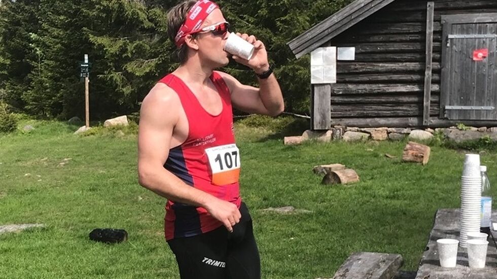 Erik Forbord tok seg tid til en kort drikkestopp i rekordløpet. (Arrangørfoto)