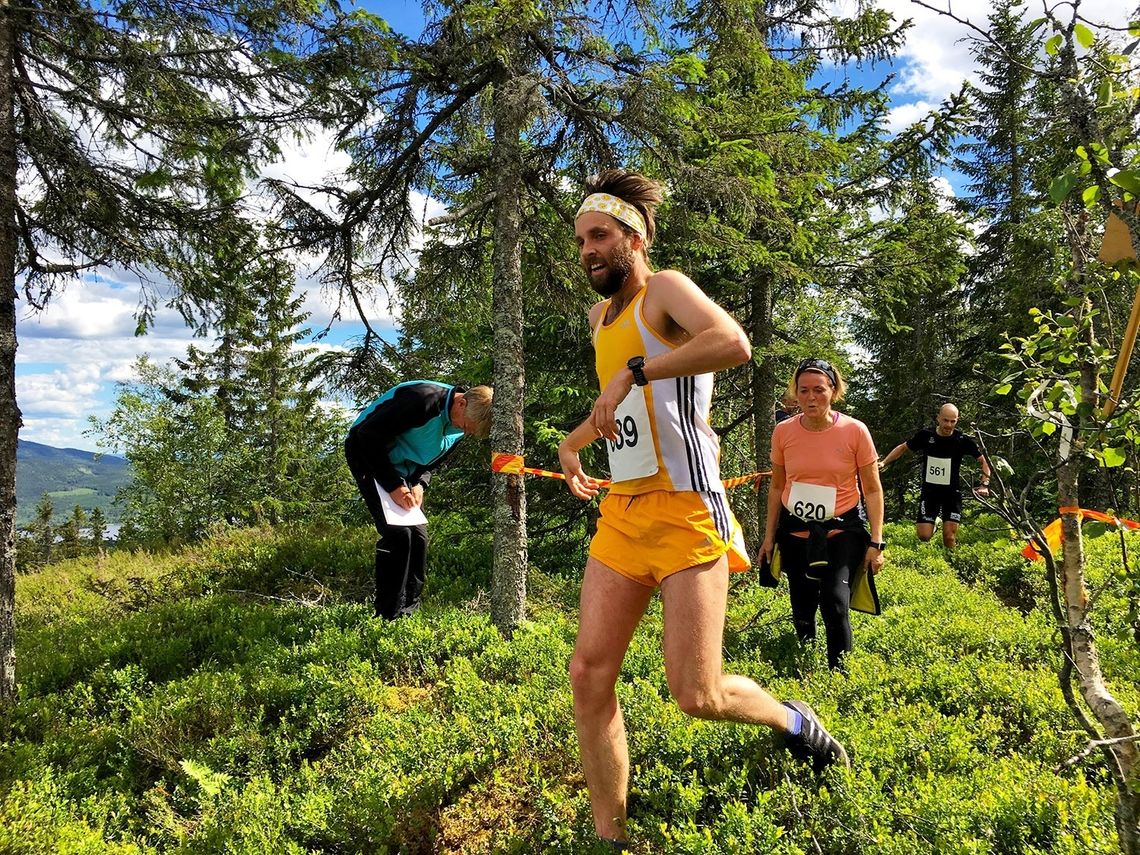 Sindre løper i mål som vinner av Buråskollen Opp. (Foto: Oddvar Røsten)