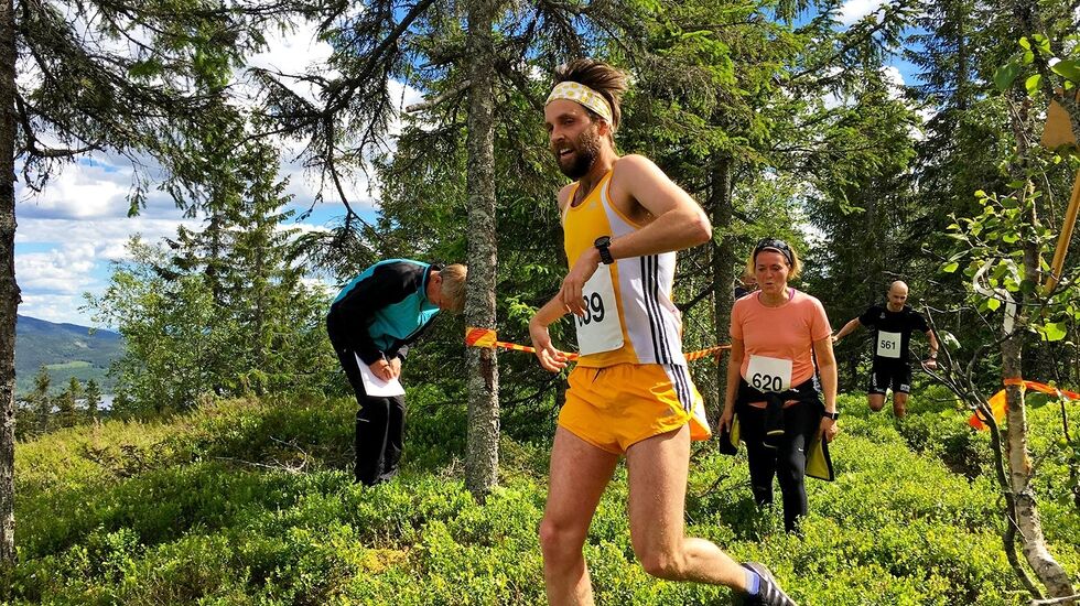 Sindre løper i mål som vinner av Buråskollen Opp. (Foto: Oddvar Røsten)