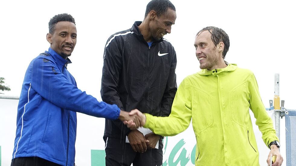 Vinner i Strømstadmilen var tidligere sølvvinner på VM halvmaraton, Samuel Tsegay. Senay Fissehatsion, som løper for IK Tjalve, kom på 2. plass sekundet foran arrangørklubbens Mikael Ekvall. (Alle foto: Bjørn Johannessen)