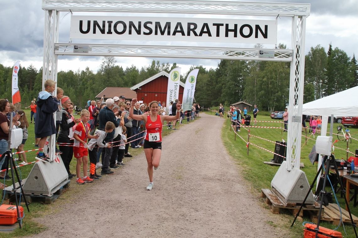 Mari Gjølberg Ålerud løper inn til seier og ny løyperekord i Unionsmarathon. (Foto: Olav Engen)