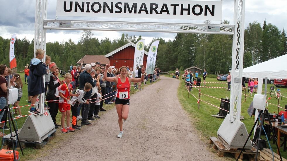 Mari Gjølberg Ålerud løper inn til seier og ny løyperekord i Unionsmarathon. (Foto: Olav Engen)