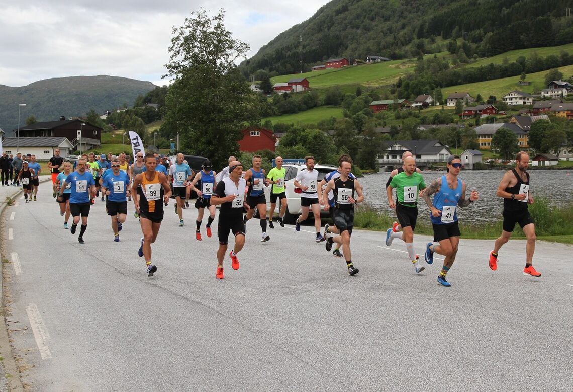 Vi ser starten på maratonløpet i Jølster i fjor. I år er arrangementet avlyst. (Foto: Helge Fuglseth) 