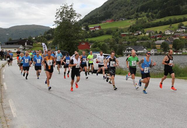 Vi ser starten på maratonløpet i Jølster i fjor. I år er arrangementet avlyst. (Foto: Helge Fuglseth)