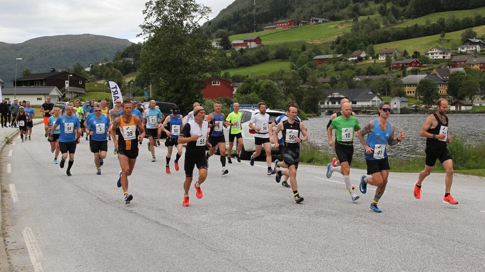 Vi ser starten på maratonløpet i Jølster i fjor. I år er arrangementet avlyst. (Foto: Helge Fuglseth)