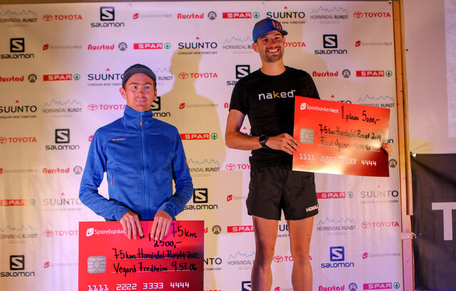 75 km pallen. Fra venstre Vegard Fredheim og Paul Ogier. Kjell Magnar Berli (ikke på premiesermonien) ble nummer tre. Foto: Martin Hauge-Nilsen.