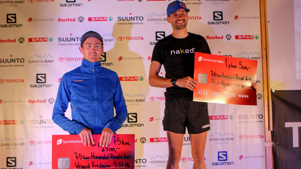 75 km pallen. Fra venstre Vegard Fredheim og Paul Ogier. Kjell Magnar Berli (ikke på premiesermonien) ble nummer tre. Foto: Martin Hauge-Nilsen.